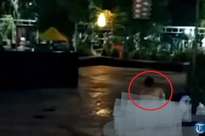 Video viral Wanita mandi di alun-alun