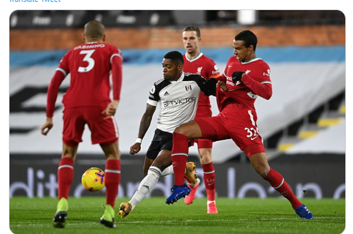 Aksi Joel Matip (kanan) saat menghadang laju Ademola Lookman dalam laga Fulham vs Liverpool di pekan ke-12 Liga Inggris 2020-2021.