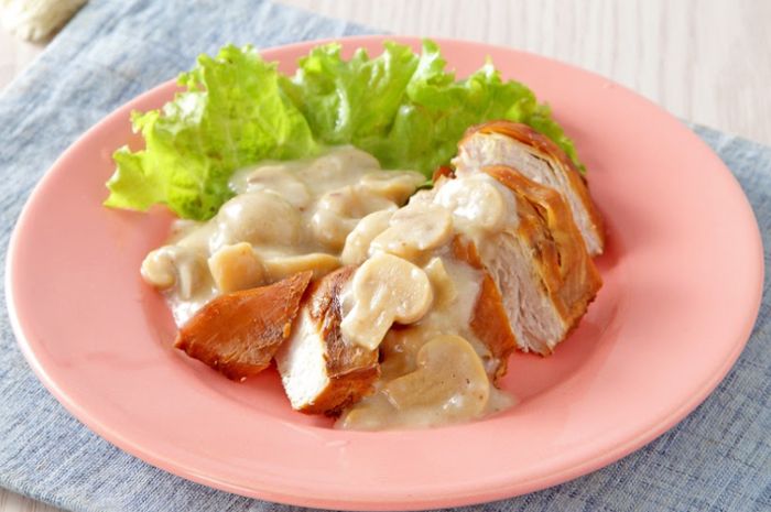 Hidangan ayam panggang saus jamur.
