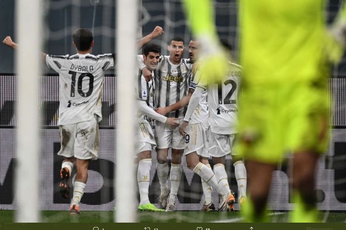 Juventus sukses melumat Genoa dengan skor 3-1 berkat brace penalti Cristiano Ronaldo di laga ke-100 untuk Si Nyonya Tua.