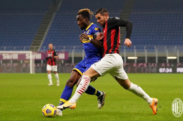 Bek debutan, Pierre Kalulu, membawa petaka dan membuat AC Milan tertinggal 0-1 dari Parma di babak pertama.