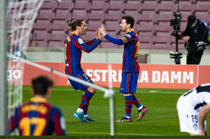 Antoine Griezmann turut merayakan gol yang dicetak oleh Lionel Messi ke gawang Levante pada laga pekan ke-12 Liga Spanyol 2020-2021.