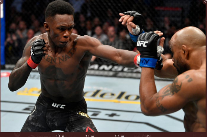 Jagoan UFC, Israel Adesanya saat beraksi menghajar lawannya di oktagon.