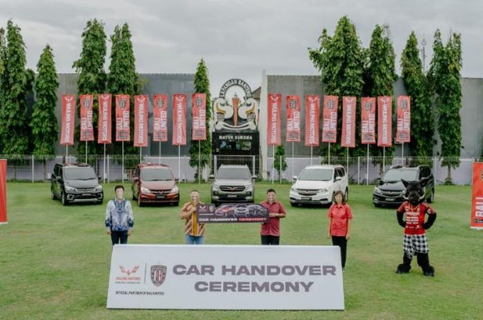 Bali United terima lima unit mobil dari sponsor utama, Wuling Motors. 