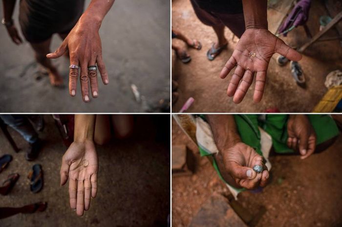 Batu-batu yang ternyata adalah mineral berlian di pinggir laut.