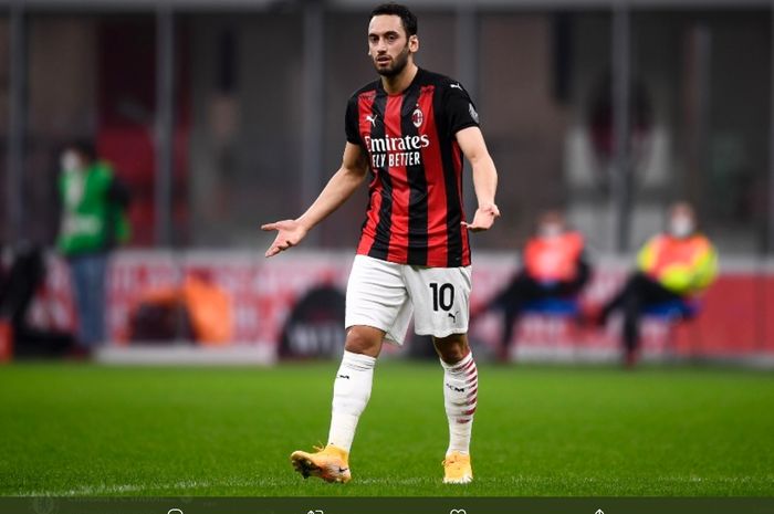 Gelandang serang AC Milan, Hakan Calhanoglu, tengah menjadi incaran Manchester United.