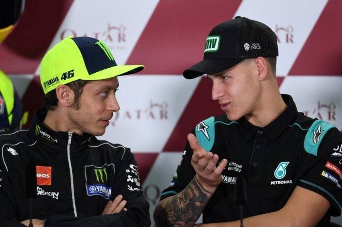 Pembalap tim pabrikan Yamaha di MotoGP 2021, Fabio Quartararo khawatir jika pengembangan YZR-M1 terlalu banyak tangan, termasuk Valentino Rossi.