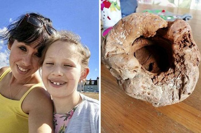 Ibu dan anak temukan benda aneh di pinggir pantai