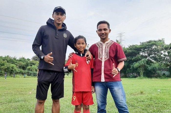 Diego Aslan (tengah) diapit ayahnya, Syafrianto (kanan) dan pelatih SSB Palapa Mavericks, Muhammad Bayu Marta.