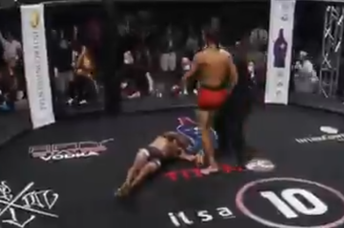 Duel dua petarung MMA, Jaret Betancourt (berdiri) melawan Nekoro Bunsie (tergeletak) pada Titan FC 66 (17/12/2020).