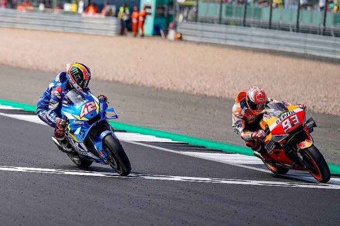 Momen saat pembalap Suzuki, Alex Rins mengalahkan Marc Marquez di MotoGP Inggris 2019 dengan begitu tipis.