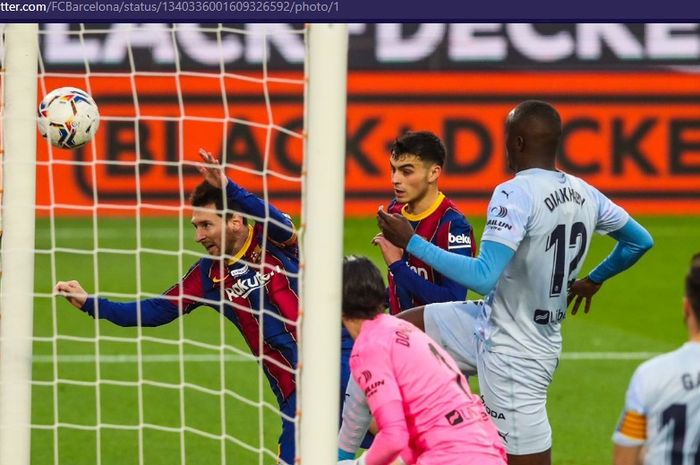 Megabintang Barcelona, Lionel Messi, mencetak gol ke gawang Valencia dalam laga pekan ke-14 Liga Spanyol di Stadion Camp Nou, Sabtu (19/12/2020).