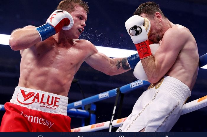 Canelo Alvarez (kiri) menaklukkan Callum Smith (kanan) dalam pertandingan tinju dunia untuk gelar juara kelas menengah-super di Alamodome, Texas, Amerika Serikat, 19 Desember 2020.