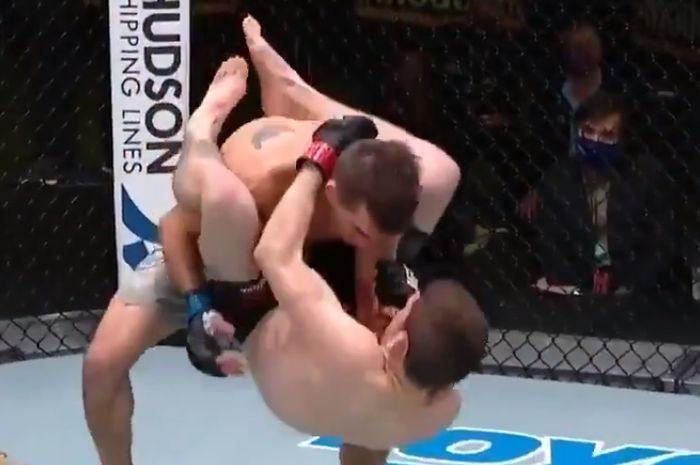 Triangle choke sambil terbang dilakukan Jimmy Flick di awal UFC Vegas 17, Minggu (20/12/2020) pagi WIB.