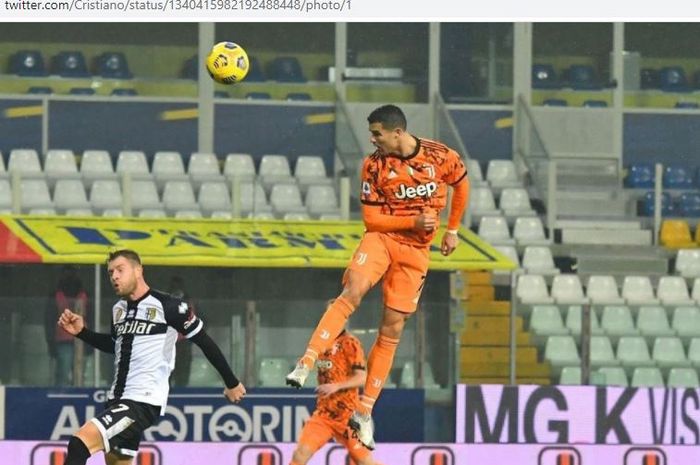 Megabintang Juventus, Cristiano Ronaldo, mencetak gol sundulan dalam laga Liga Italia melawan Parma di Stadion Ennio Tardini, Sabtu (19/12/2020).