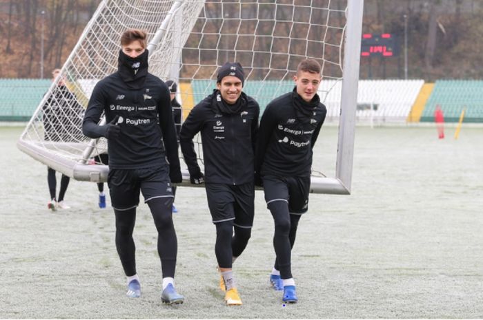 Egy Maulana Vikri (tengah) berlatih bersama rekan-rekannya di Lechia Gdansk.