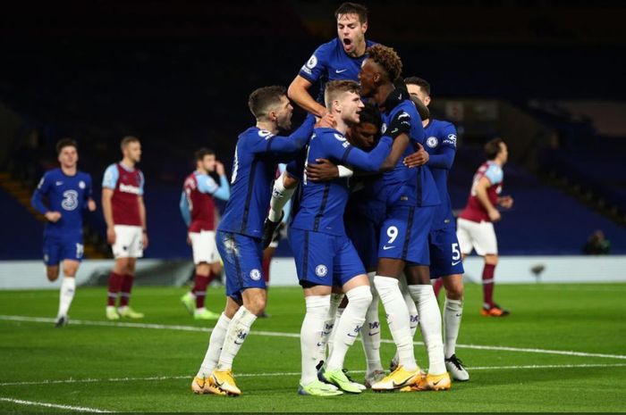 Para pemain Chelsea turut merayakan gol yang diciptakan Thiago Silva ke gawang West Ham United dalam kemenangan 3-0 di Stamford Bridge pada lanjutan laga Liga Inggris pekan ke-14, Senin (21/12/2020) atau Selasa dini hari WIB.