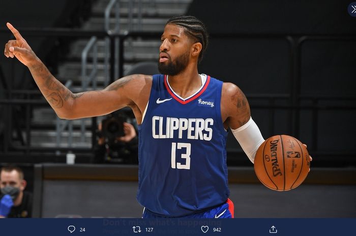 Paul George mencetak 33 poin untuk memimpin Los Angeles Clippers mengalahkan juara bertahan, Los Angeles Lakers, pada lanjutan kompetisi reguler NBA 2020-2021 di Staples Centre, Amerika Serikat, 22 Desember 2020.