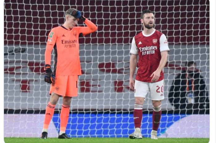 Ekspressi lemas kiper Arsenal, Alex Runarsson (kiri) serta bek The Gunners, Shkodran Mustafi yang baru saja kebobolan oleh Manchester City dalam pertandingan perempat final Piala Liga Inggris, Rabu (23/12/2020) dini hari WIB.