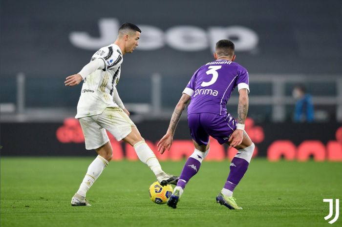 Cristiano Ronaldo berhadapan dengan Cristiano Biraghi dalam laga Juventus vs Fiorentina di Liga Italia, Selasa (22/12/2020) di Allianz Stadium Turin.