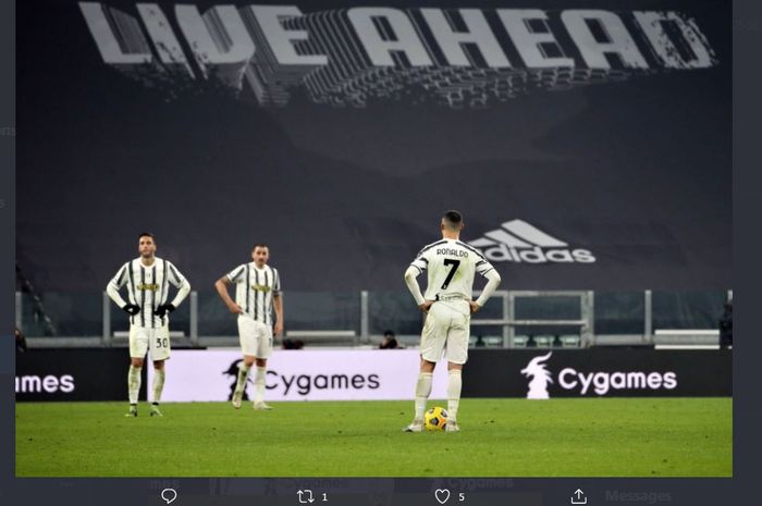 Ekspresi Cristiano Ronaldo dkk saat Juventus kebobolan gol oleh Fiorentina dalam lanjutan Liga Italia di Allianz Stadium Turin, 22 Desember 2020.