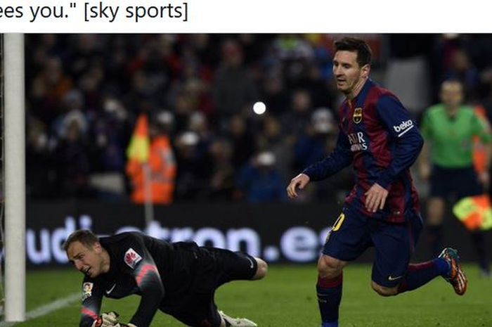Megabintang Barcelona, Lionel Messi, membobol gawang Atletico Madrid yang dikawal oleh Jan Oblak.