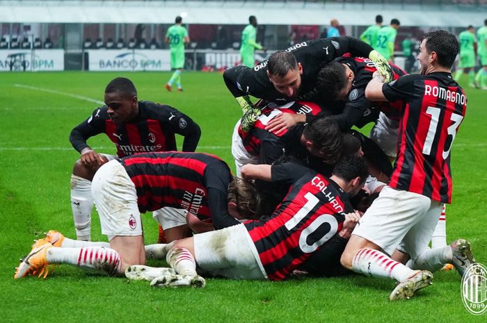 Para pemain AC Milan merayakan gol telat Theo Hernandez di masa injury time yang membuat mereka menang 3-2 atas Lazio dalam lanjutan laga Liga Italia 2020-2021.