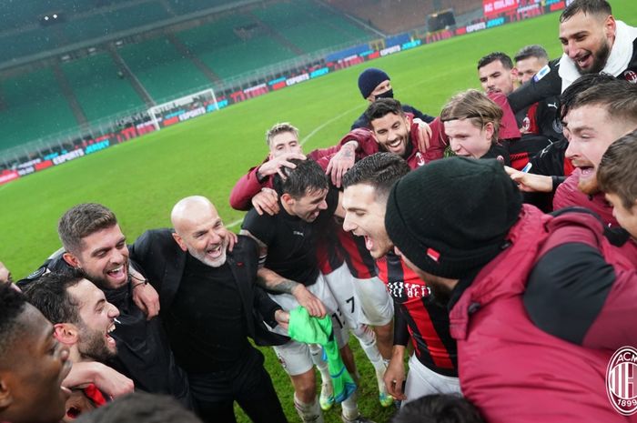 Para pemain AC Milan dan staf pelatih merayakan kemenangan di San Siro usai menundukkan Lazio 3-2 pada lanjutan laga Liga Italia 2020-2021, Rabu (23/12/2020) atau Kamis dini hari WIB.