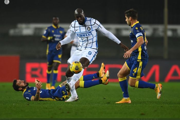 Penyerang Inter Milan, Romelu Lukaku, dalam laga melawan Hellas Verona, Selasa (23/12/2020).