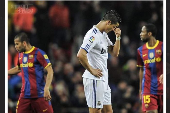 Cristiano Ronaldo saat terlibat kekalahan dalam laga el clasico antara Barcelona vs Real Madrid pada 2010.