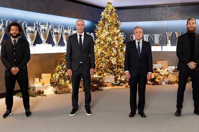Presiden Real Madrid, FLorentino Perez bersama manajer Zinedine Zidane, kapten Sergio Ramos, dan wakil kapten Marcelo mewakili seluruh keluarga besar klub untuk mengucapkan selamat merayakan hari raya natal kepada para penggemar.