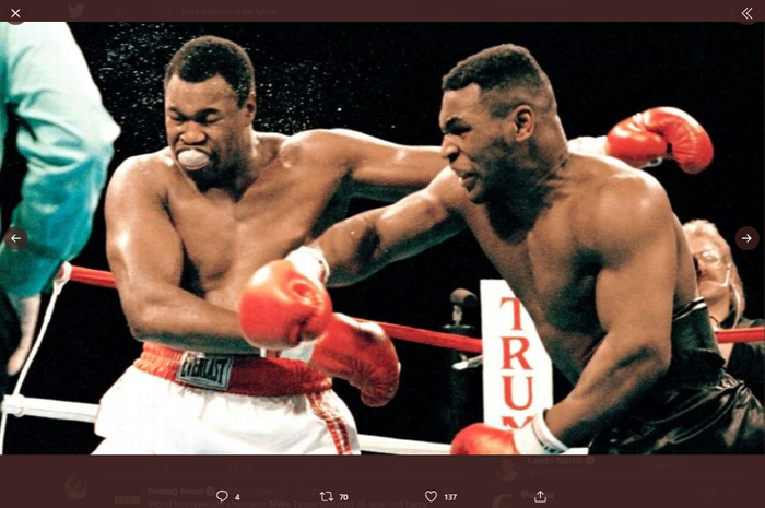 Momen ketika Larry Holmes (kiri) terkena pukulan keras Mike Tyson (kanan) saat keduanya bertarung di di Convention Hall, Atlantic City, New Jersey, Amerika Serikat, pada 22 Januari 1988. 