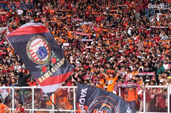 Suporter Persija Jakarta, Jak Mania, selalu setia mendukung klub kebanggaan mereka, termasuk dalam laga melawan Borneo FC di Stadion Utama Gelora Bung Karno, Jakarta, 1 Maret 2020.