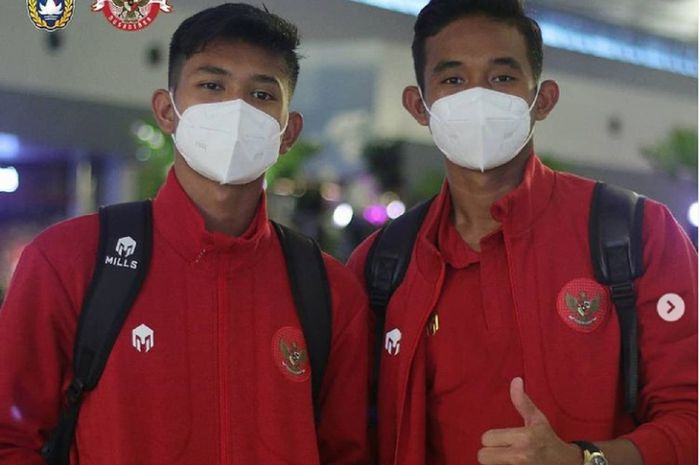 Dua pemain Timnas U-19 Indonesia berpose sejenak sebelum terbang ke Spanyol, Sabtu (26/12/2020) untuk mengikuti pemusatan latihan. Pelatih Shin Tae-yong tak langsung ikut mendampingi mereka.