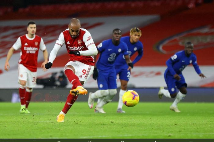 Alexandre Lacazette mencetak gol untuk Arsenal ke gawang Chelsea.