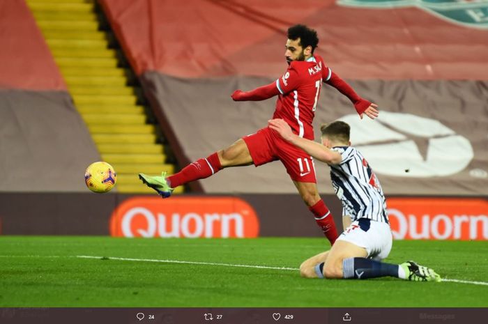 Penyerang Liverpool, Mohamed Salah, melepaskan tembakan ke arah gawang West Bromwich Albion pada pekan kelima belas Liga Inggris 2020-2021, Minggu (27/12/2020).