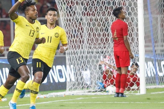 Dua bintang Timnas Malaysia Mohamadou Sumareh dan Safawi Rasid selebrasi gol ke gawang Timnas Indonesia dalam kualifikasi Piala Dunia 2022 di Stadion Utama Gelora Bung Karno, Jakarta, 5 September 2019. Indonesia kalah 2-3.