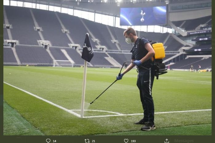 Petugas melakukan disinfeksi di lapangan Stadion Tottenham Hotspur.