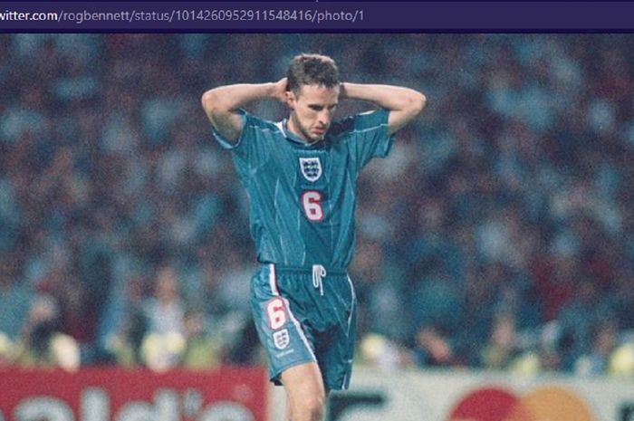 Gareth Southgate tertunduk lesu usai tendangan penaltinya tak berbuah gol dan menjadi penyebab kegagalan timnas Inggris lolos ke final EURO 1996 