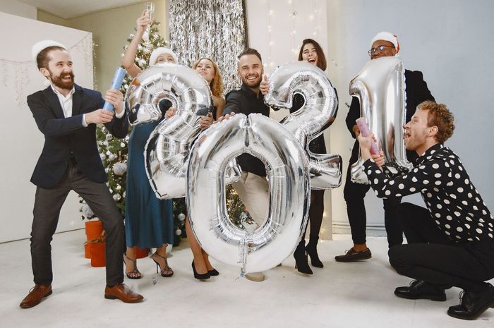 Dekorasi Tahun Baru Estetik Bingung dengan Ide Dekorasi Tahun Baru? 2022 Coba Gaya dan Aksen Warna Satu Ini! - Semua Halaman - iDEA