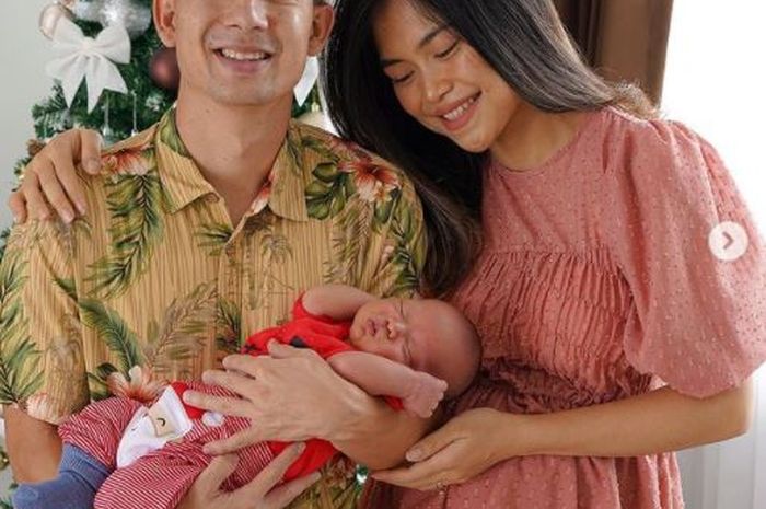 Gelandang Persib Kim Jeffrey Kurniawan dan sang Istri Elisabeth Novia dikarunia putra pertama November lalu.
