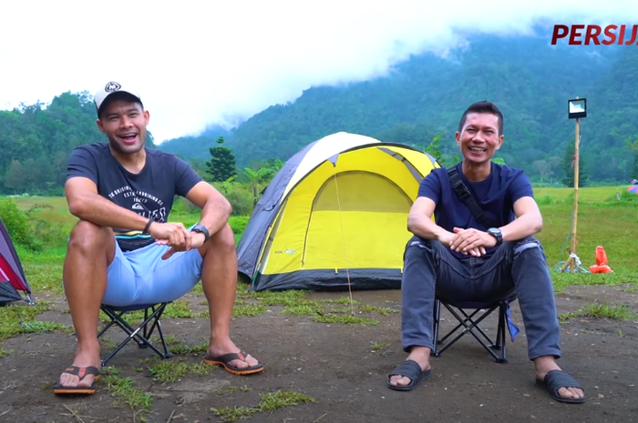 Penjaga gawang, Andritany Ardhiyasa dan bek Persija Jakarta, Ismed Sofyan menjalani camping bersama mengisi waktu libur kompetisi.