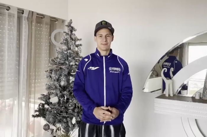 Fabio Quartararo memberi ucapan selamat tahun baru sembari mengenakan jaket tim barunya pada MotoGP 2021, Monster Energy Yamaha.