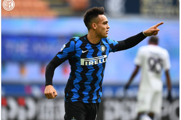 Striker Inter Milan, Lautaro Martinez, merayakan gol yang dia cetak ke gawang Crotone dalam laga pekan ke-15 Liga Italia 2020-2021.