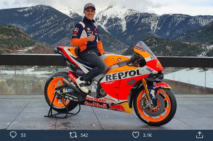 Pembalap anyar Repsol Honda, Pol Espargaro, berpose dengan motor Honda RC213V yang akan dikendarainya pada MotoGP 2021.