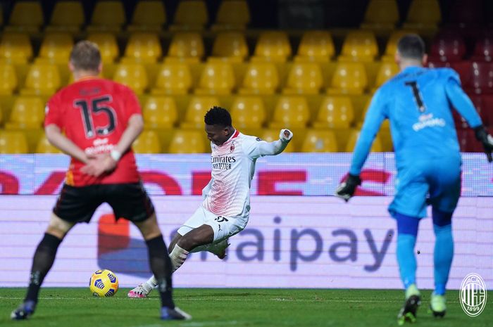 Bocah pemecah rekor, Rafael Leao, menyumbang satu gol saat AC Milan menang atas Benevento meskipun bermain hanya dengan 10 orang. 