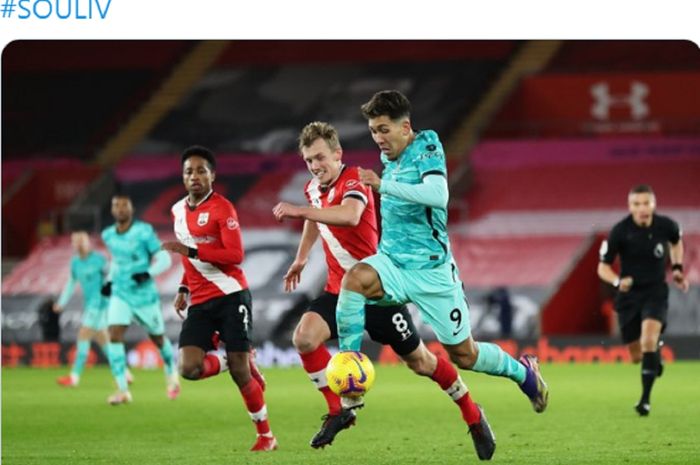 Pemain Liverpool, Roberto Firmino (kanan), menguasai bola saat menghadapi Southampton dalam laga Liga Inggris di Stadion St. Mary's, Senin (4/1/2020).