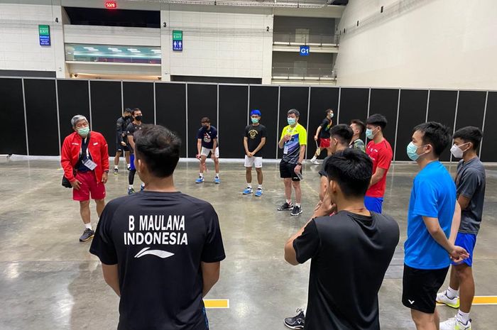 Para atlet bulu tangkis Indonesia bersiap menjalani latihan perdana di Impact Arena, Bangkok, Thailand, pada Rabu (6/1/2021).