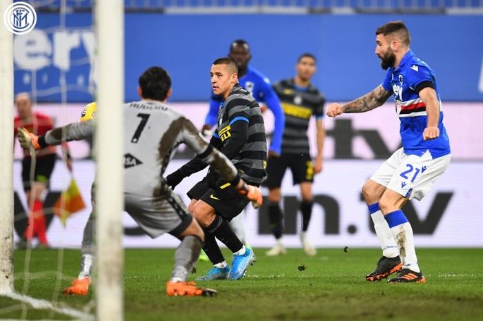 Aksi striker Inter Milan, Alexis Sanchez, dalam laga melawan Sampdoria pada Rabu (6/1/2021).