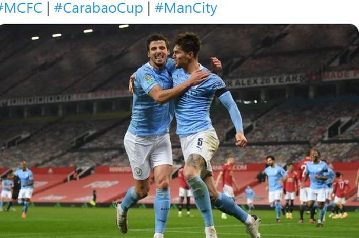 Bek Manchester City, John Stones, merayakan gol yang dicetak ke gawang Manchester United dalam laga semifinal Piala Liga Inggris di Stadion Old Trafford, Rabu (6/1/2020).